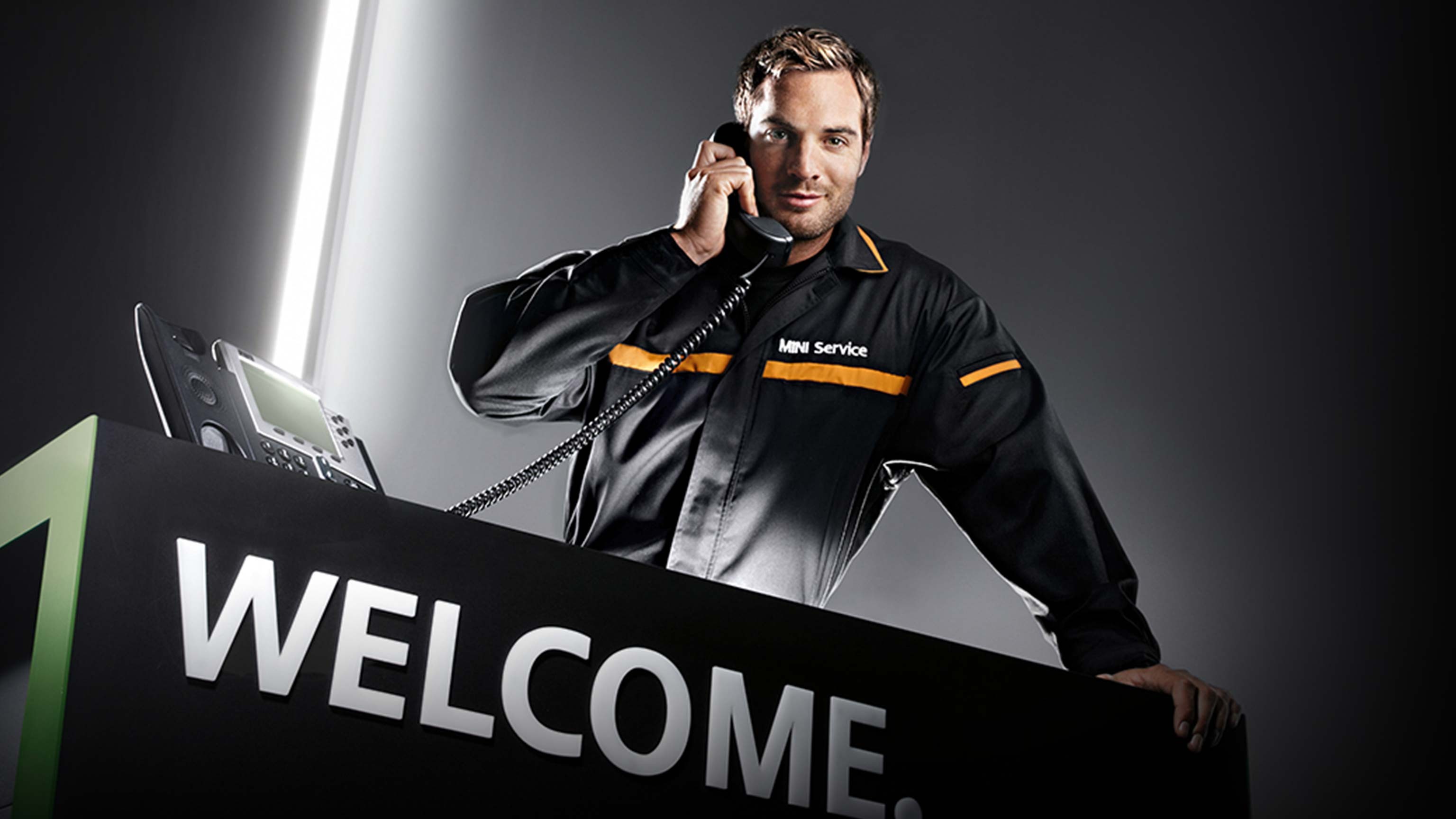 MINI Service - Mitarbeiter ist am Telefon.